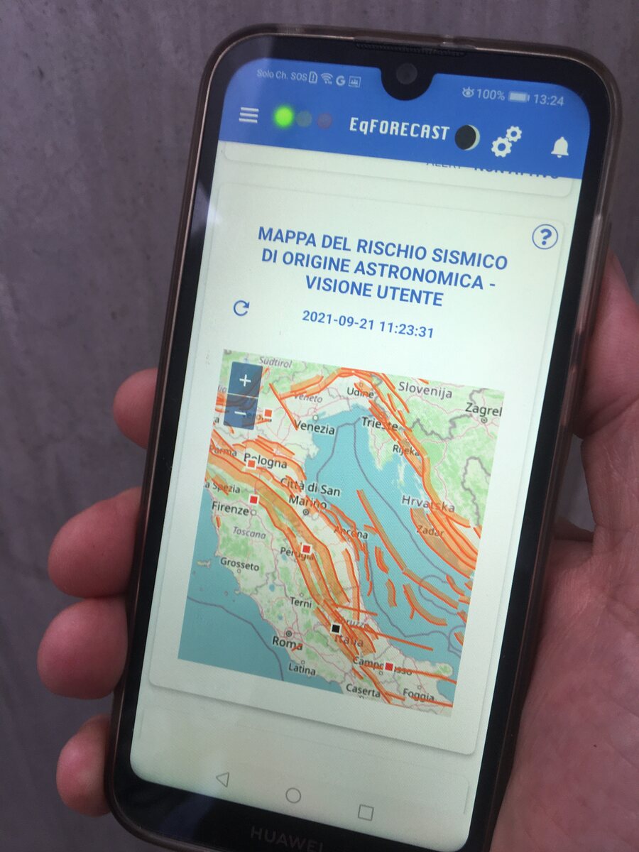 EqForecast App visualizzata su smartphone con la mappa del rischio sismico